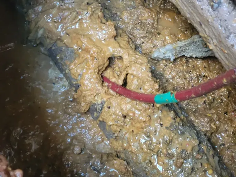 아산 배관 바닥에 쌓인 슬러지